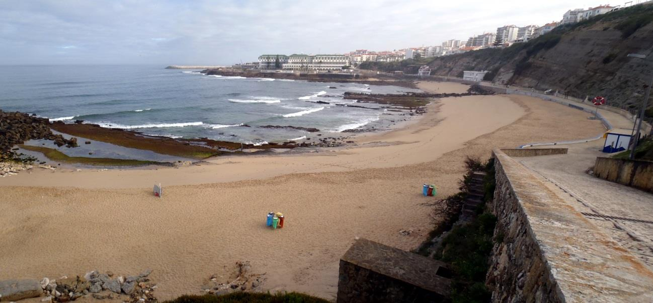 Figura 13. Limite do espraio das ondas marcado no areal pela acumulação de detritos. Praia da Rainha em 11 de março de 2012. Figura 14.