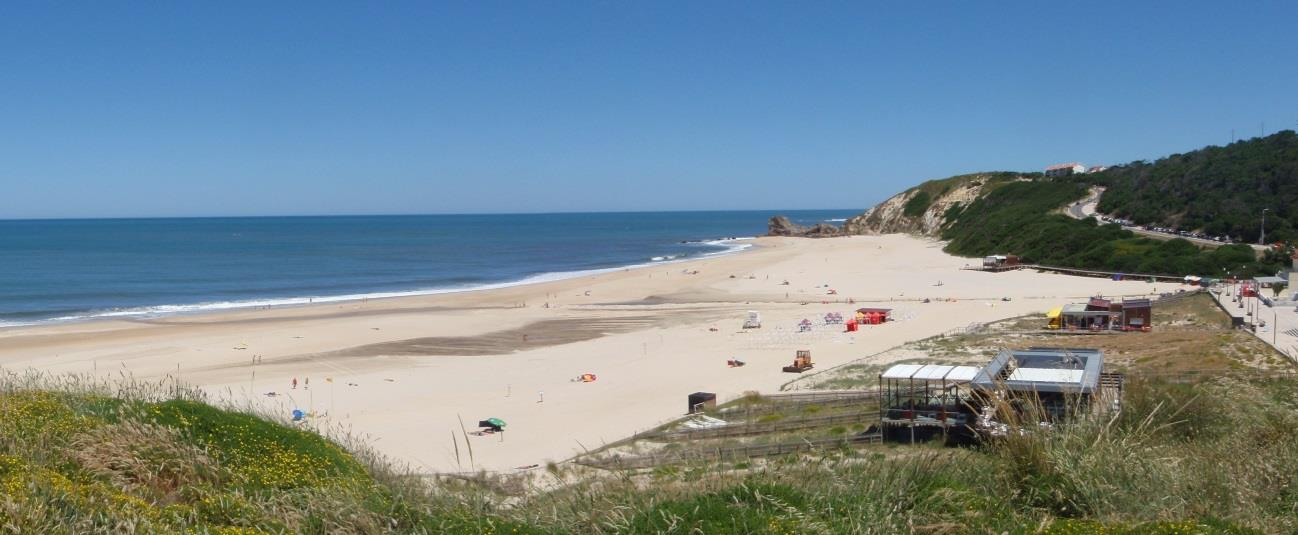 Figura 17. Fotografia panorâmica tirada para norte, mostrando o aspeto geral da praia de Paredes de Vitória em junho de 2011. 2.3.