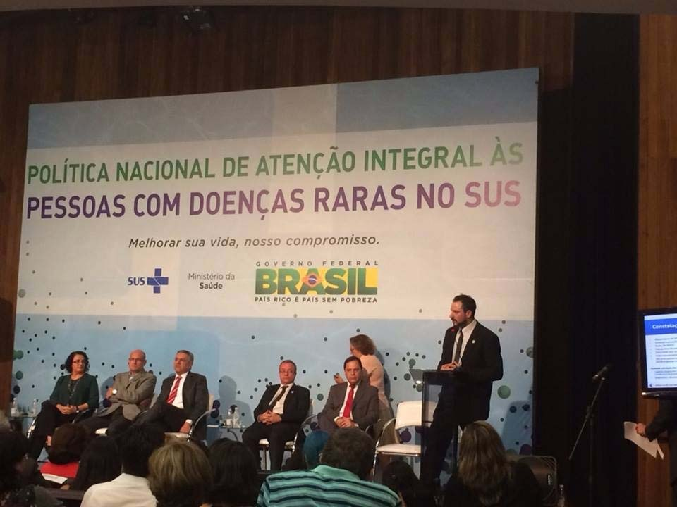 Evento para assinatura da Política Nacional de Atenção Integral às Pessoas com Doenças Raras Portaria GM/MS nº n 199 de 30/01/2014(*) que institui a Política Nacional de Atenção Integral às Pessoas