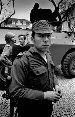 1.3 Os rostos da Revolução 1.3.1 Salgueiro Maia (1944-1992) No dia 1 de Julho de 1944 nasce, em Castelo de Vide, Fernando José Salgueiro Maia, o principal protagonista da Revolução dos Cravos.