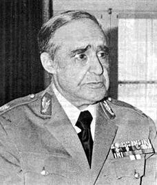 1.3.3 Spínola (1910-1996) Na tarde de 25 de Abril de 1974, o general Spínola assumiu das mãos de Marcello Caetano os destinos da nação.