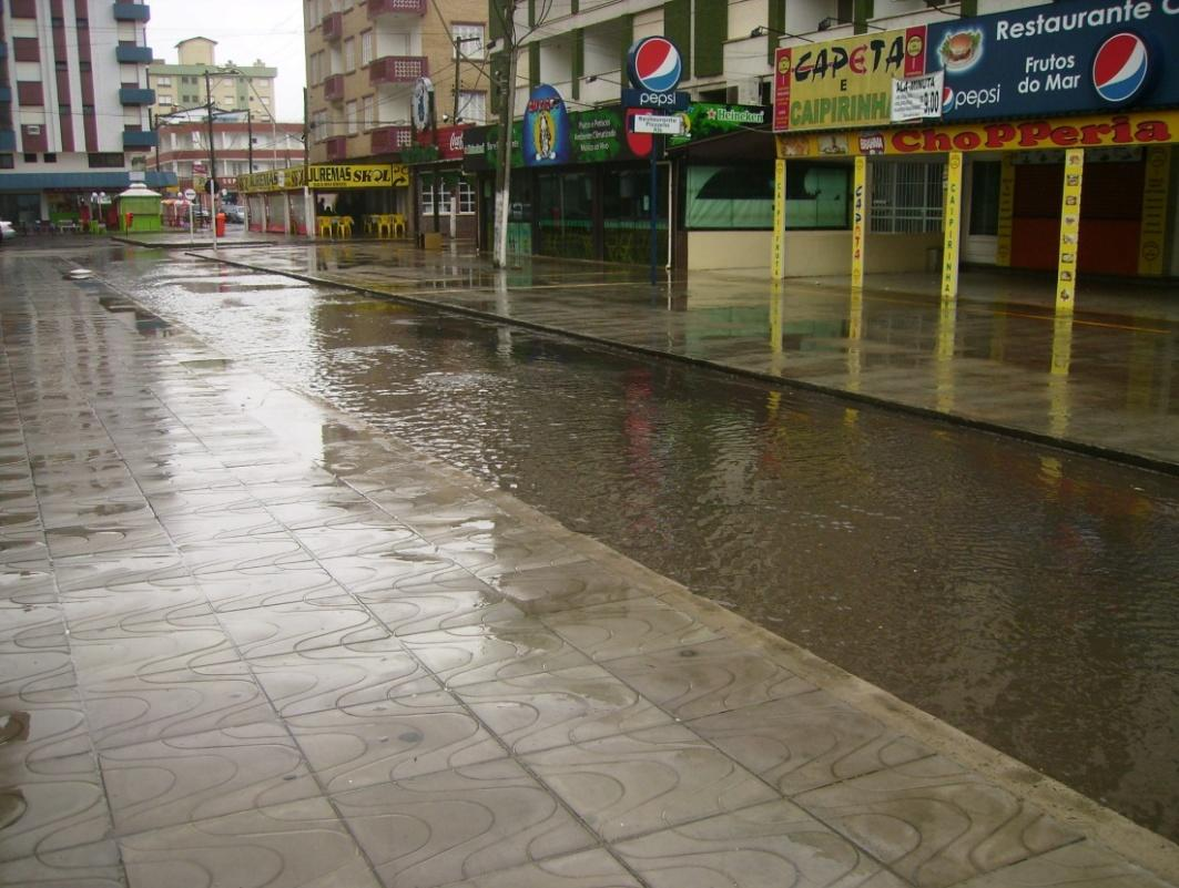 Figura 3 Flagrante de alagamento no centro de Capão da Canoa, evidenciando o intenso processo de impermeabilização do solo, bem como do acelerado processo de urbanização.