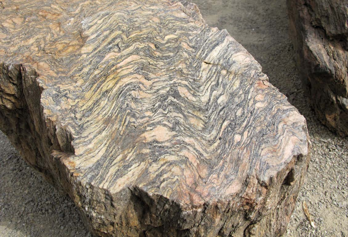 Os gnaisses são rochas metamórficas faneríticas que apresentam laminação contínua ou descontínua correspondendo a alternância de bandas mineralogicamente