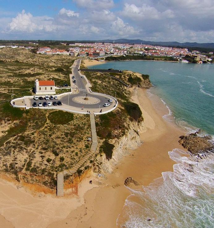 PRAIA DO FAROL A 18 Km do Zmar. Segue em direcção a Vila Nova de Milfontes Segue em direcção ao farol.