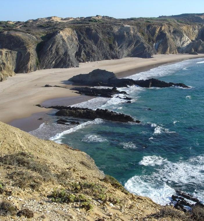 PRAIA DOS ALTEIRINHOS A 13 Km do Zmar Segue em direcção à Zambujeira do Mar Passa pela praia da Zambujeira sobe e vira