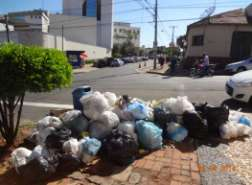 Na Rua Dom João Bosco havia grande quantidade de resíduos acumulados nas calçadas.