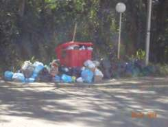 38 Na Rua Ernest Mahle, havia grande quantidade de resíduos acumulados nas vias públicas, e, um
