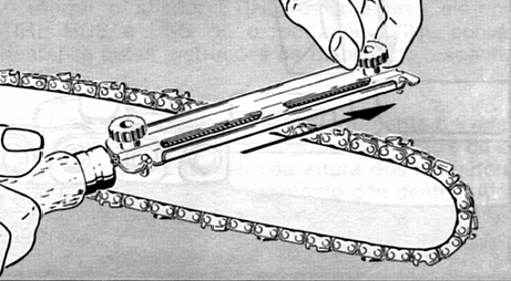 SEGURANÇA A NA OPERAÇÃO DE MOTOSSERRAS AFIAÇÃO E MANUTENÇÃO DA CORRENTE Procure afiar a corrente com a motosserra apoiada entre as pernas, deslocando a corrente para frente com auxílio do limatão; O