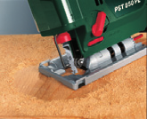 Regulação da placa base Bosch-SDS A placa base da PST 900 PEL pode ser ajustada sem chave e com um punho para cortar obliquamente ou serrar rente à borda.
