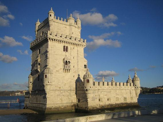 Torre de Belém em Lisboa, iniciada em 1514 no reinado de Manuel I de Portugal (1495-1521), tendo como arquitecto Francisco de Arruda.