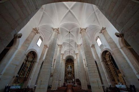 AS VERTENTES ESTRANGEIRAS Ex: Igreja Santo Antão em Évora (1559-63). Construção despojada e prática, com o uso da aboboda de canhão.