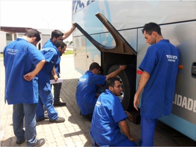 Premiações PRÊMIO SER HUMANO Caravana de Ônibus Lelles Freitas, Danilo Flora e Thamires Cardoso Recursos Humanos Suécia Veículos Quem valoriza o ser humano merece ser premiado O prêmio Ser Humano é