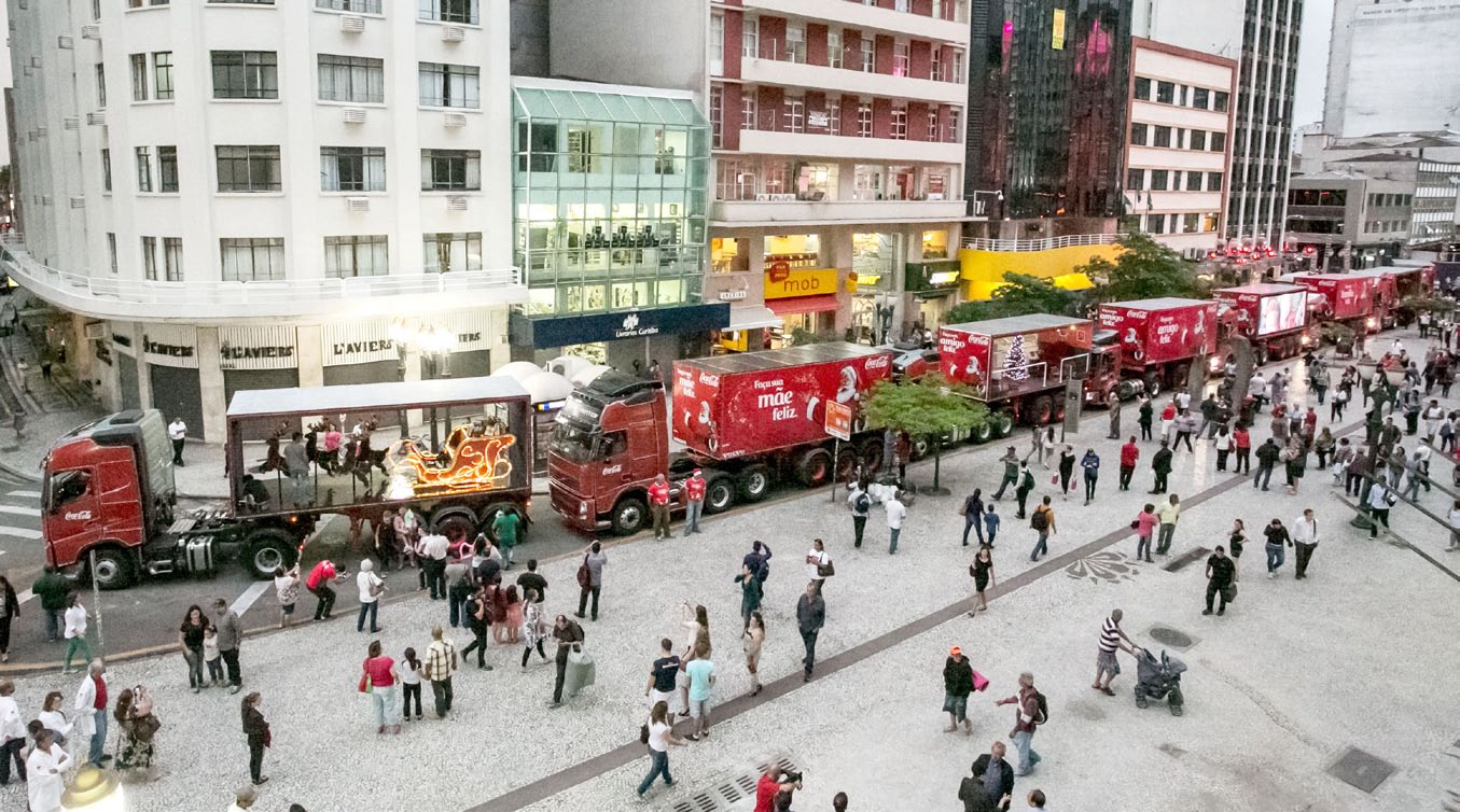 Caravana Coca Cola Veja a Caravana da Coca Cola, formada somente por caminhões Volvo, em Curitiba, que diariamente circula entre as 18 e 22 horas,