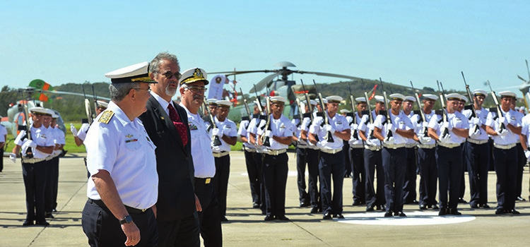 13 Marinha comemora 100 anos da Aviação Naval com presença do Ministro da Defesa Ministro Jungmann passou em revista as tropas em homenagem aos 100 anos da Aviação Naval O Ministro Raul Jungmann e o