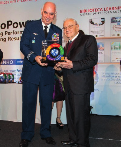 24 FAB é destaque em prêmio de educação à distância e gestão de talentos A Força Aérea Brasileira foi destaque em uma cerimônia que premiou boas práticas de educação à distância e gestão de