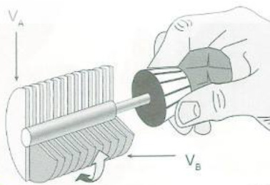 24) O circuito a seguir representa uma bateria de 12V e três capacitores de capacitâncias C 1 =40 μ F e C 2 =C 3=20μ F.