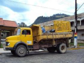 FIGURA 13 Veículo coletor de Salete e Vidal Ramos Fonte: Planos Municipais de Saneamento Básico e) RSU Roteiro da Coleta Com relação ao roteiro da coleta, apresentamos em anexo o roteiro especificado