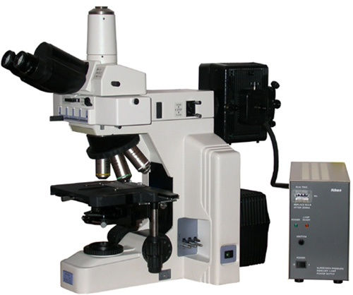 Junho 2011 Figura 3 Analisador automático ImmunoCAP 250 e canetas com 10 a 12 poços onde estão fixados os antigénios (específicos para cada caneta) que irão reagir com os AA dos soros.