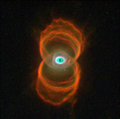 Nebulosas Planetárias As partes brilhando em vermelho são devidas a hidrogênio e nitrogênio ionizados, e as partes verdes-azuladas, a linhas proibidas de oxigênio, e talvez neônio.