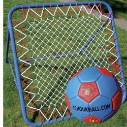 Materiais necessários: 01 (uma) bola estilo handebol 02 superfície de remissão (quadros de 1x1 m inclinado semelhantes a trampolins, inclinados a 55 Regras: Um jogador dá o ponto para equipe