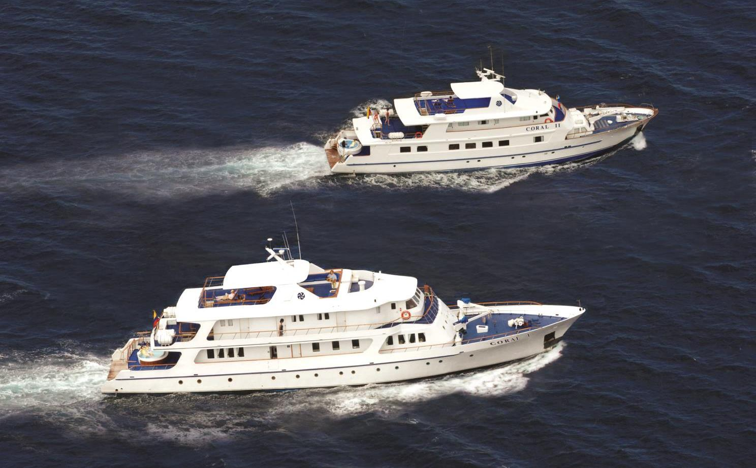 OS NAVIOS ESPECIFICAÇÕES TÉCNICAS M/Y CORAL I M/Y CORAL II Capacidade 36 pessoas 20 pessoas Largura 39,7 m 34,15 m Comprimento 8,50 m 6,30 m Decks 4 4 Tripulação 11 9 Guias 3 2 Velocidade 10 nós 10