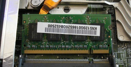 utilizam os mesmos tipos de chips de memória. Os módulos SODIMM SDR possuem 144 pinos, os módulos SODIMM DDR e DDR2 possuem 200 pinos e os módulos SODIMM DDR3 possuem 204 pinos.