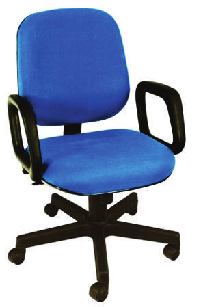 Cadeira com Espaldar Médio 14 Cadeira com espaldar médio, estrutura em aço pintado em epóxi na cor preta fosca, assento e encosto em madeira compensada moldada anatomicamente, almofadas de espuma