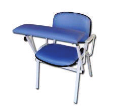 Cadeira Coleta 47 Cadeira para coleta de sangue com assento e encosto estofados na cor azul royal, espessura mínima de 4 cm, com proteção das bordas em perfil de PVC de alto impacto na cor preta.