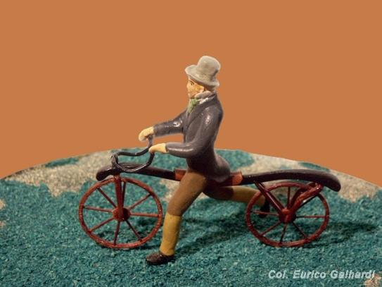 HISTÓRICO DA BICICLETA No ano de 1790, o francês M. de Sivrac, inventou a primeira bicicleta e denominou-a de Celerífer. Ela era feita de madeira e impulsionada com os pés. Não tinha pedais.