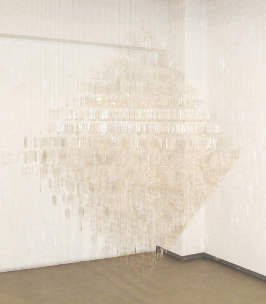 Julio Le Parc -- Mobile Losange 2013 1561 peças de acrílico transparente,