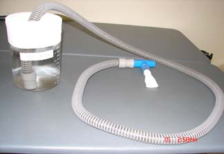 Para a calibração dos dispositivos e execução das técnicas foi utilizado um manuvacuômetro da marca COMERCIAL MÉDICA, um sistema EPAP (composto por uma válvula unidirecional, mecanismo de resistência