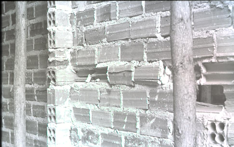 Ensaio de compressão em parede de tijolos