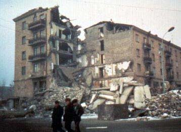 Em 1996 rodamos um filme que prova que o meu método de sobrevivência em situação de terremoto é o correto!
