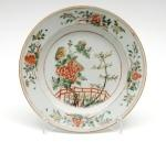 517 DOIS PRATOS RASOS em porcelana da China, Cª das Índias, família rosa, período Qianlong (1736-1795), decorados com cornucópias, motivos florais e grinaldas. Diâm. 23,5 cm.