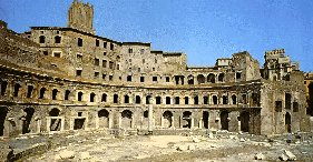 ARQUITETURA ROMANA Resultado da combinação das influências etruscas e gregas. Na Arquitetura romana ocorreu o emprego constante da abóbada, em todas as suas variedades.