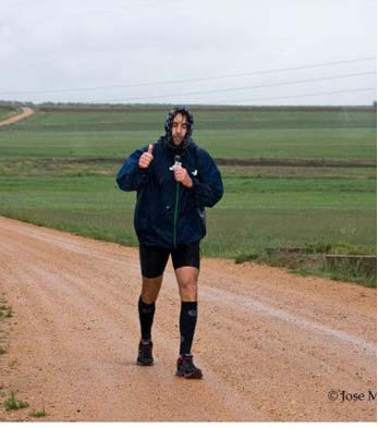 Ao km 95 está um fotógrafo dentro do carro a tirar fotografias que nos informa que quem ficou em 1.º lugar foi um português (João Faustino) e sacou-me esta foto.