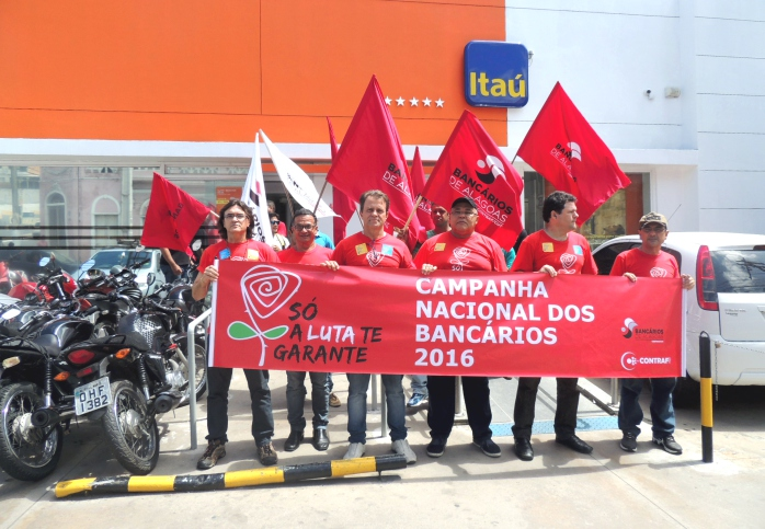 MOBILIZAÇÃO JÁ ESTÁ NAS RUAS Lançamento da Campanha desperta bancários para a luta Diretores do Sindicato percorreram as agências e ruas do Centro para anunciar a Campanha, convocar os bancários para