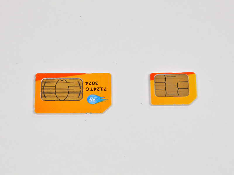 Passo 6 Remover o cartão micro-sim. Isso é um cartão SIM realmente pequeno! medidas para cartão SIM do ipad 12 milímetros x 15 milímetros.