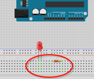 Isto feito, arraste o LED e o RESISTOR para a protoboard, de forma que coincidam com sua furação vertical, quando isto ocorre, cada coluna correspondente a um terminal de