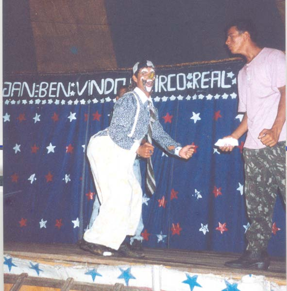 224 MARIO FERNANDO BOLOGNESI Caçolão André Valentim dos Santos, o Caçolão (à direita), tinha 20 anos de idade. Ele iniciara na arte do palhaço havia um ano.