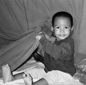Relatório sobre o Paludismo na África, 23 Foto: OMS AFRO Mosquiteiros tratados com insecticidas são muito eficazes na redução de malaria em crianças pequenas.