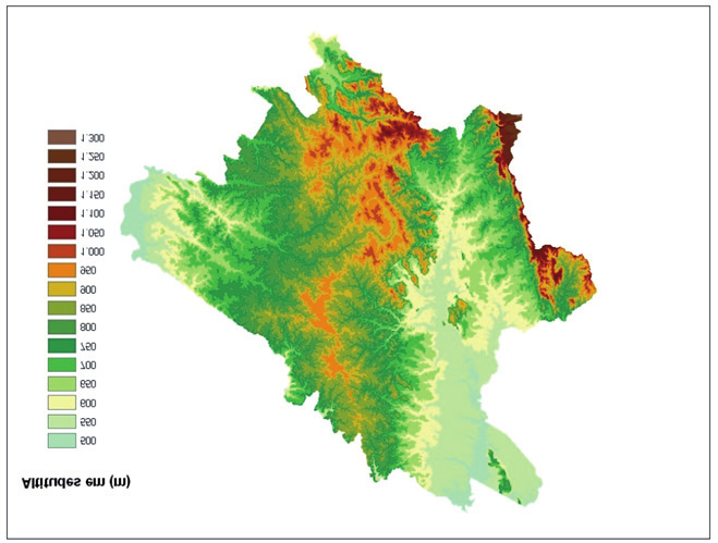 de identificação e individualização das unidades morfoesculturais. O primeiro procedimento consistiu em elaborar o mosaico das imagens SRTM e, em segundo momento, individualizar a área de análise.