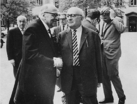 Indústria cultural O termo foi empregado pela primeira vez em 1947, por Adorno e Horkheimer.