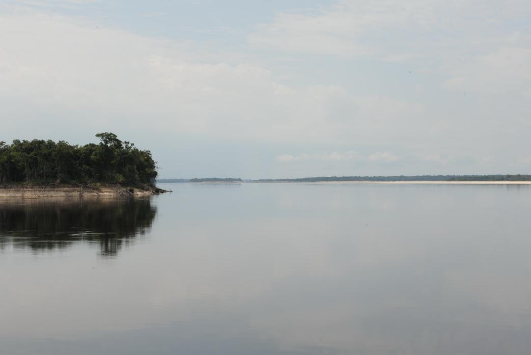 Figura 5 Rio Negro Fonte: Silva, Saadya J., 2012 A pesca na bacia do rio Negro está subdividida em: pesca de subsistência, pesca comercial, pesca de espécies ornamentais e pesca esportiva.