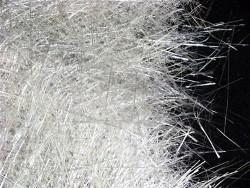 Uma vez que as fibras de vidro são fortemente higroscópicas, o revestimento tem, também, a função de impedir o contacto com a humidade, evitando-se deste modo a destruição da interface fibra matriz