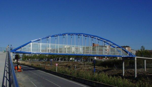 A ponte pedonal em Lérida, em Espanha, foi construída em 2001.