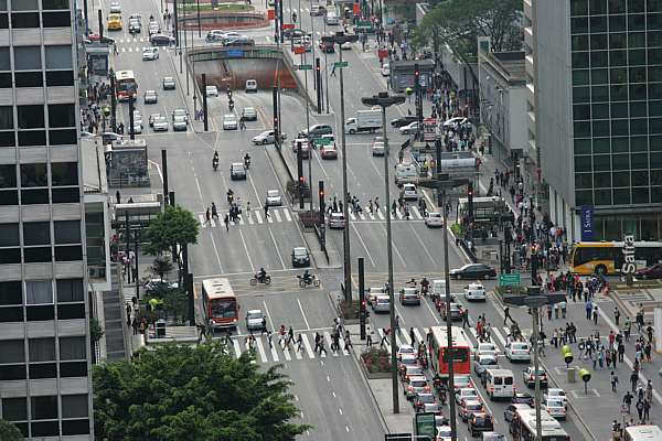 Após reforma, Avenida Paulista perde 108 árvores Após obras, avenida símbolo da cidade