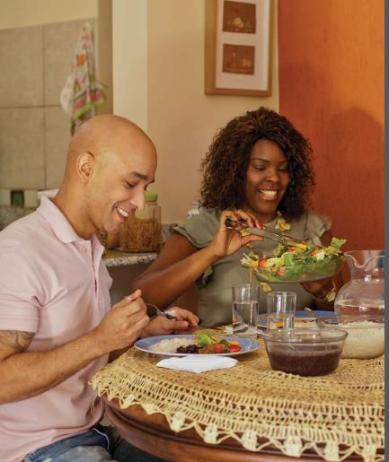 COMER EM COMPANHIA Sempre que possível, prefira comer em companhia, com familiares, amigos ou colegas de trabalho