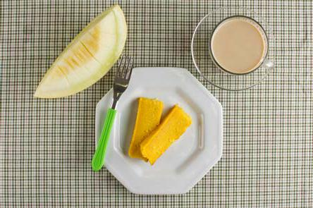 Café da manhã Leite, cuscuz, ovo de galinha e banana Suco de laranja natural, pão francês