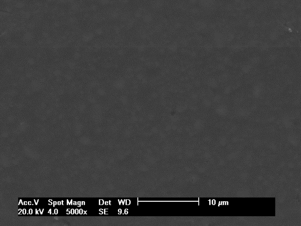77 16.2. Análise Qualitativa As resinas acabadas com matriz de poliéster são observadas no MEV, como superfícies que apresentam imagens das partículas inorgânicas.